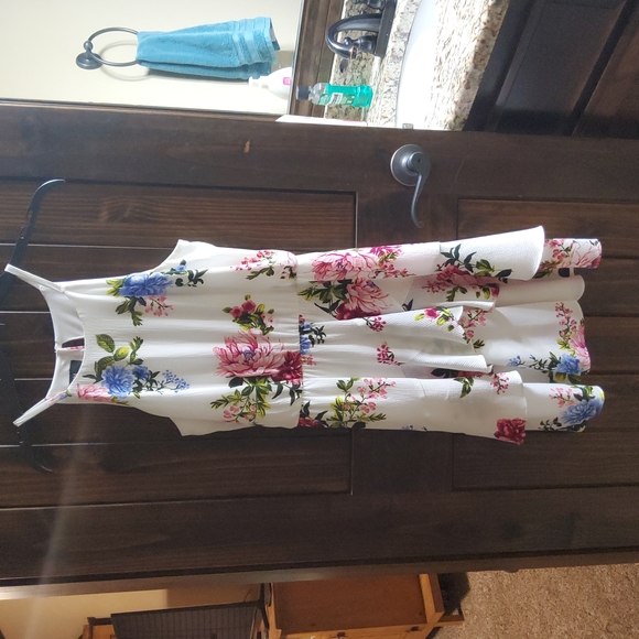 Spaghetti strap floral dress - Picture 2 of 6